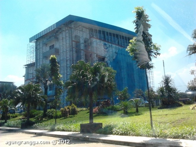 gedung utama IMTelkom, tampak lagi direnovasi, katanya gara2 angin kencang