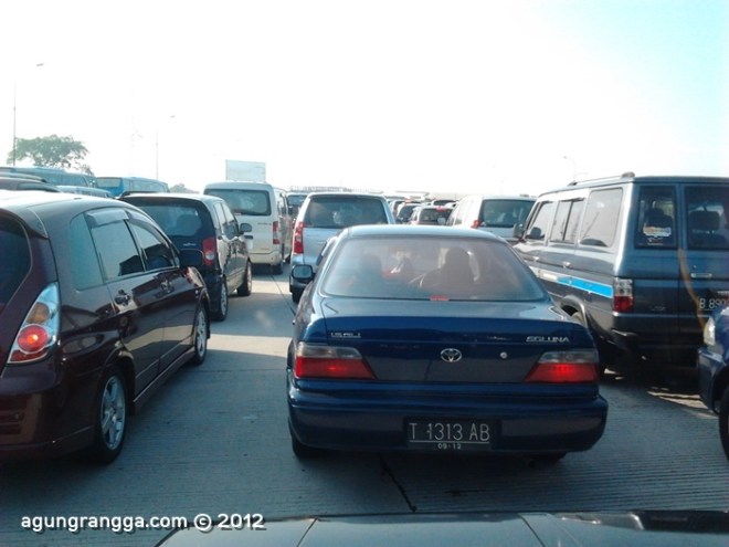 jalan tol yang mendadak jadi ‘showroom‘ mobil!