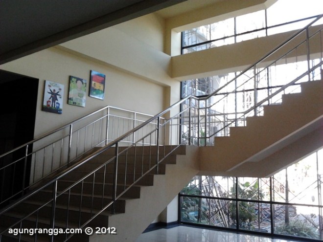 tangga yang berada di dalam gedung IMTelkom