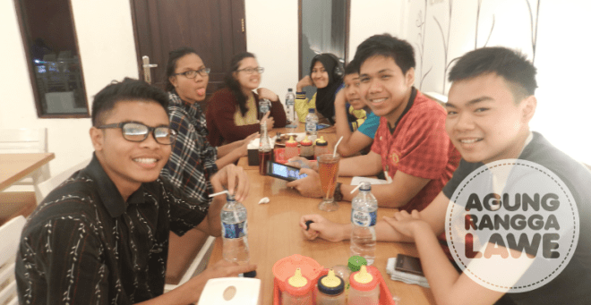 makan malam bareng rombongan Tel-U