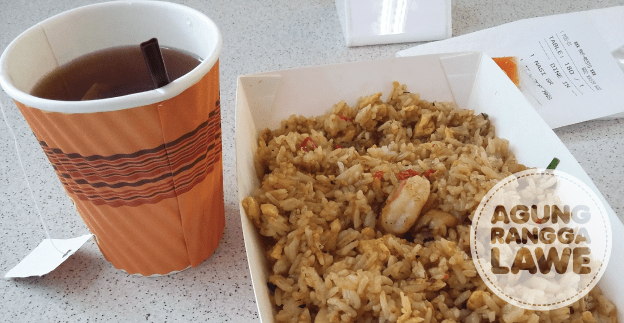 nasi goreng dan teh hangat