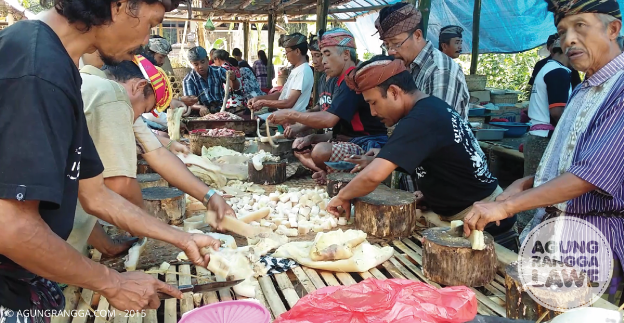 para bapak bapak membuat masakan untuk tamu