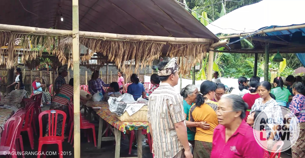 tamu dari desa, yang ikut membantu persiapan ngaben