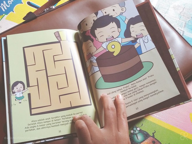 Permainan labirin sederhana. Pokoknya, buku ini benar-benar istimewa deh!