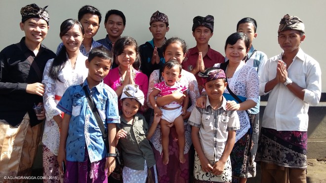 ada 15 cucu! eh, itu Dek Ayu (cucu termuda) nangis karena kepanasan...