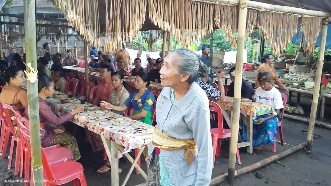 nenek sedang menyambut tamu dengan penuh senyum