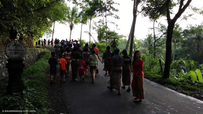 penduduk yang kembali pulang