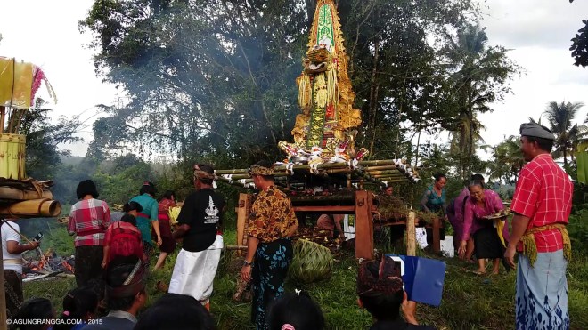 sebelum sembahyang, ada upacara ngelilingin wadah lagi