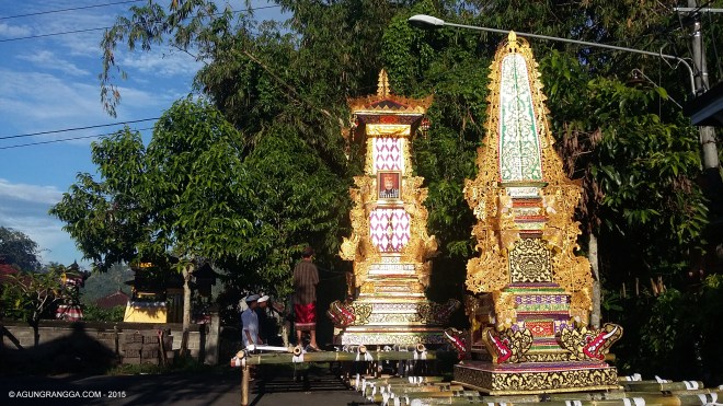 2 wadah jenazah, yang depan kecil, yang belakang besar.