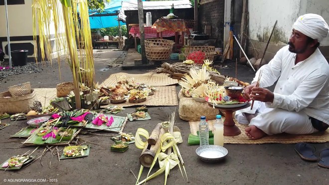 pendeta bersama sajen untuk mecaru