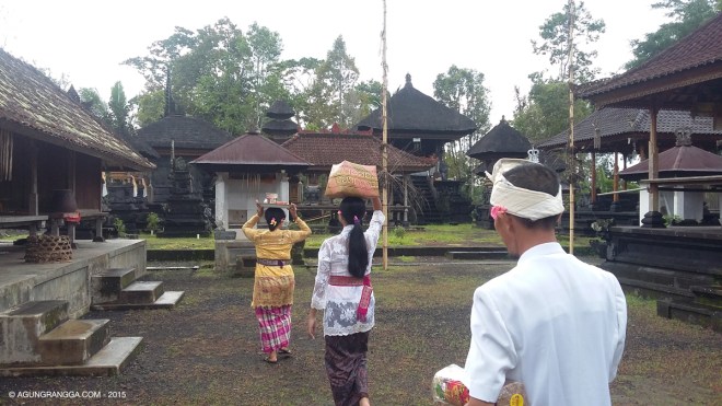 sembahyang di Pura Puseh