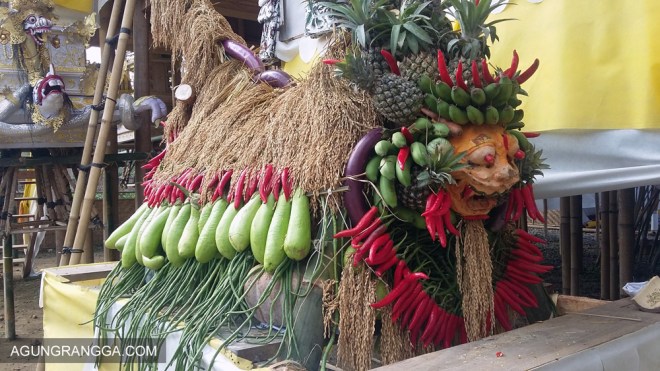 hasil bumi yang disusun seperti barong