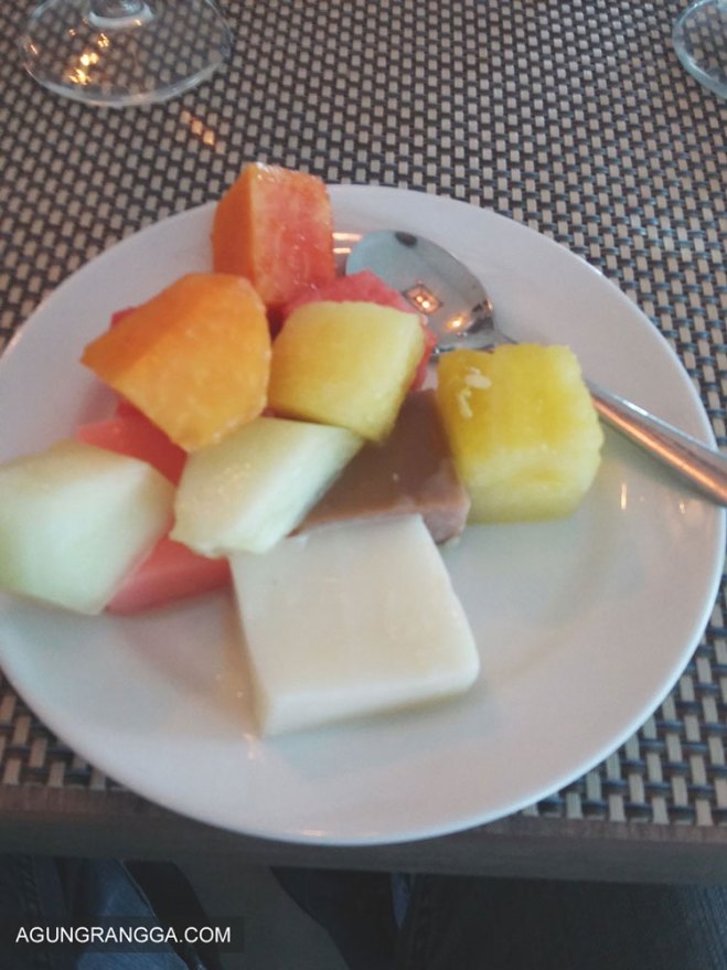 Salad buah dan puding