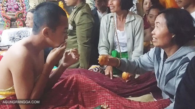 Arya didampingi Mama