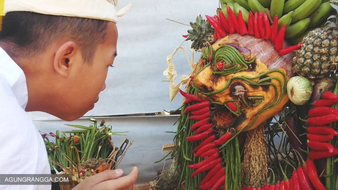 Arya yang penasaran dengan barong dari hasil bumi