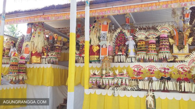 Berbagai sajen di Utama Mandala