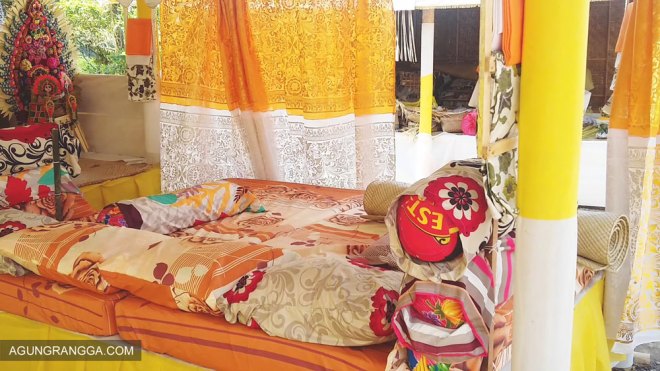 Berisi kasur dan bantal biar nyaman