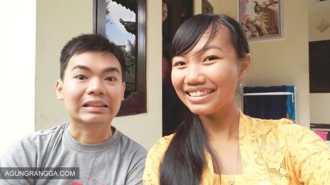 Cuma si Dewi yang berpakaian rapi