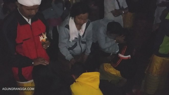 Dewi dan Arya memohon doa restu pada Mama dan Bapak