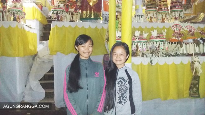 Dewi (kiri) dan adik sepupu Ayu Gek (kanan)
