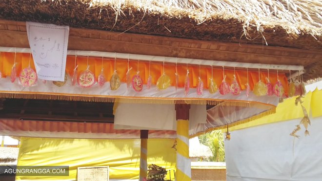 Kue yang digantung di atap