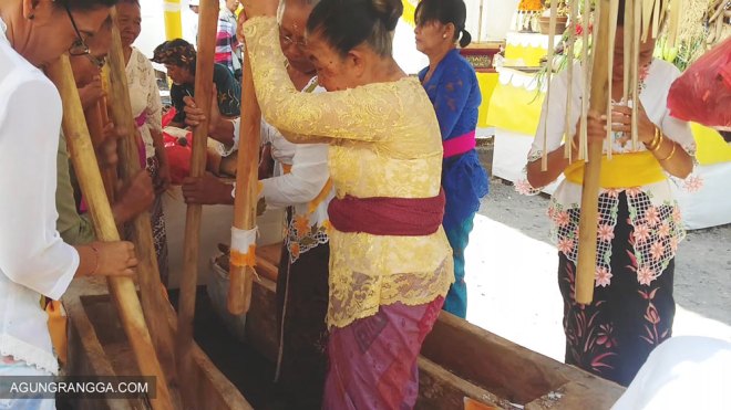 Para ibu-ibu memainkan musik alu dan lesung