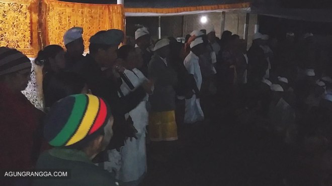 Para orang tua peserta potong gigi berbaris di depan