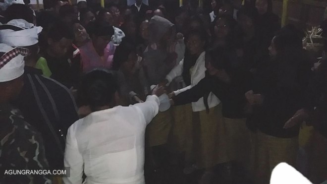 Para peserta potong gigi mencuci tangan dengan air suci