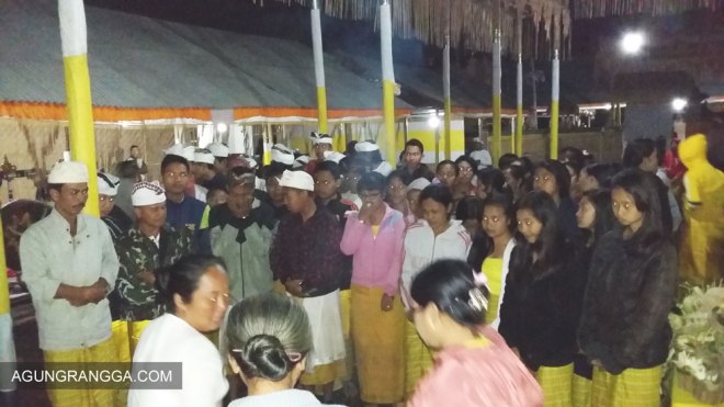 Para peserta upacara potong gigi sedang berkumpul