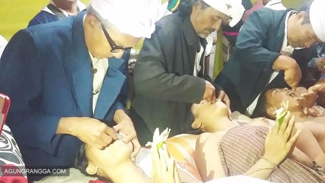 Pemangku sedang mengikir gigi Dewi