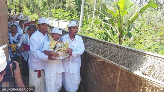 Aji Made membawa sajen