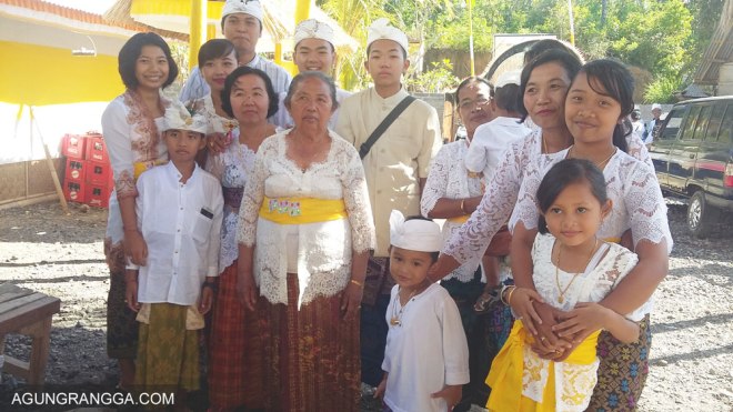 foto bersama keluarga Mama