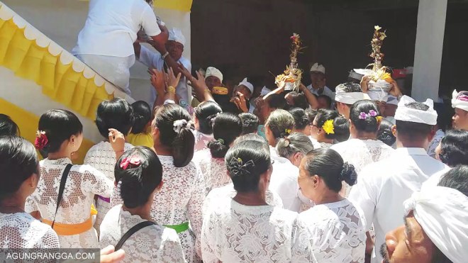 ibu-ibu berebut meminta simbolis