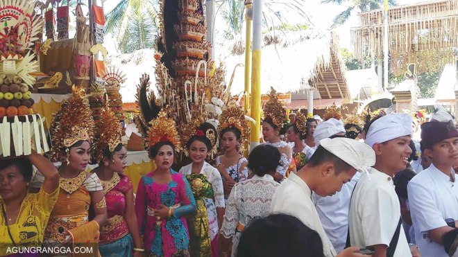 para remaja putri dengan payas bali