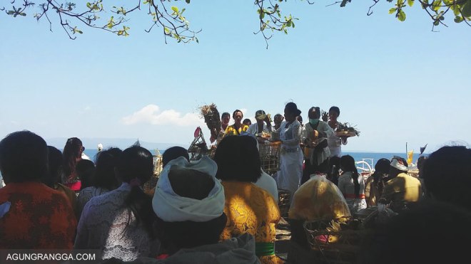 pemangku memercikkan tirta