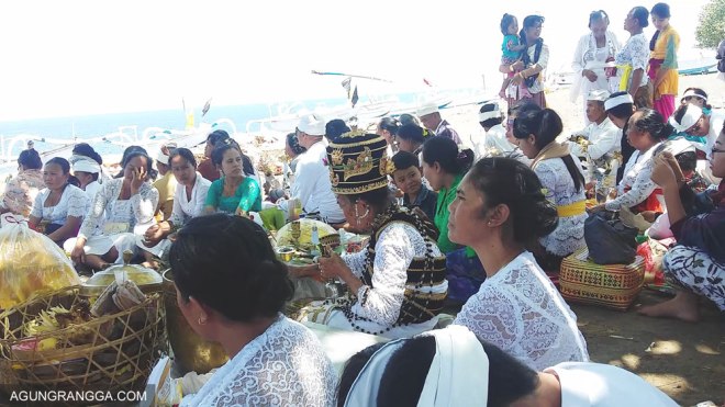 pendeta sedang membaca mantra