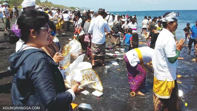 setelah simbolis dihanyutkan