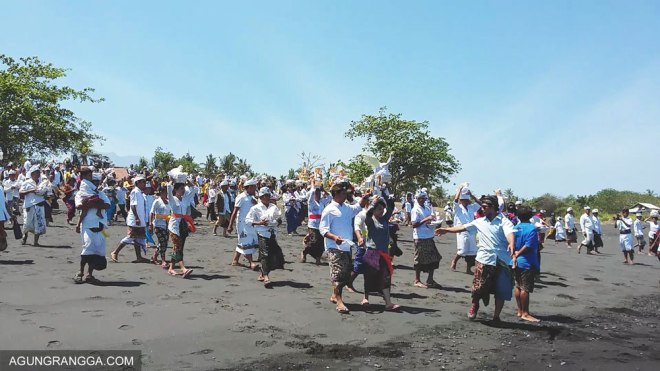 simbolis mulai dibawa ke arah laut