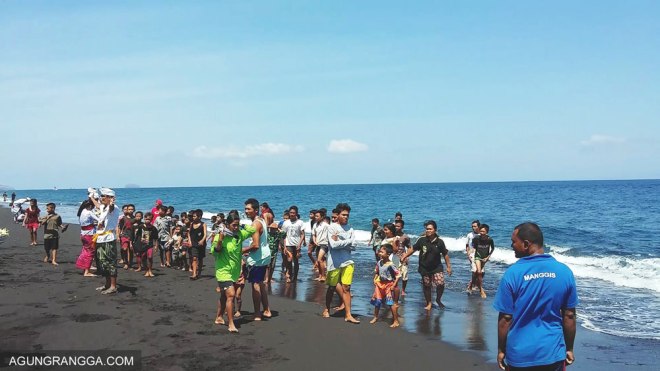 warga sekitar pantai menunggu sesari