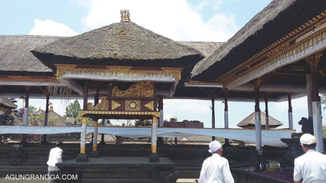 di dalam pura penataran agung