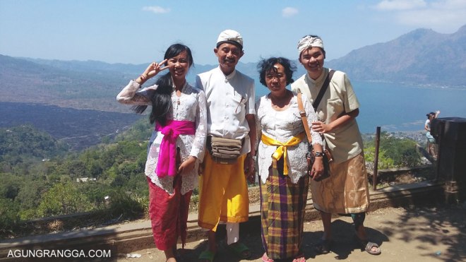 foto keluarga di danau batur