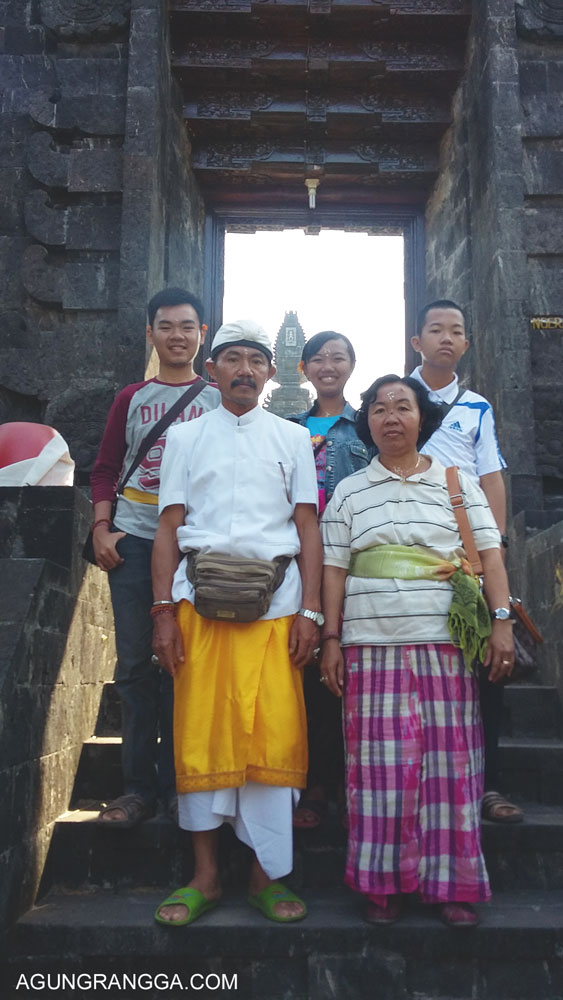 foto keluarga di pura agung jagatnatha buleleng