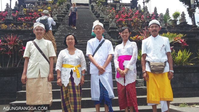 foto keluarga di pura besakih