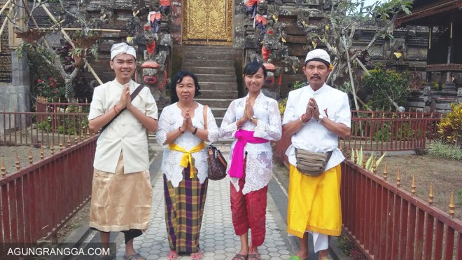 foto keluarga di Pura Ulundanu Batur
