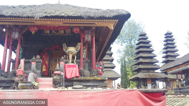kelenteng di pura ulundanu batur
