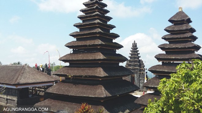 pemandangan atap pura bertingkat