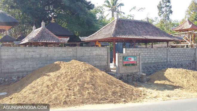 pintu masuk pura manik gumawang