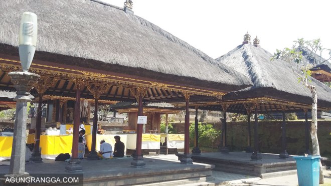 suasana dalam pura padharman