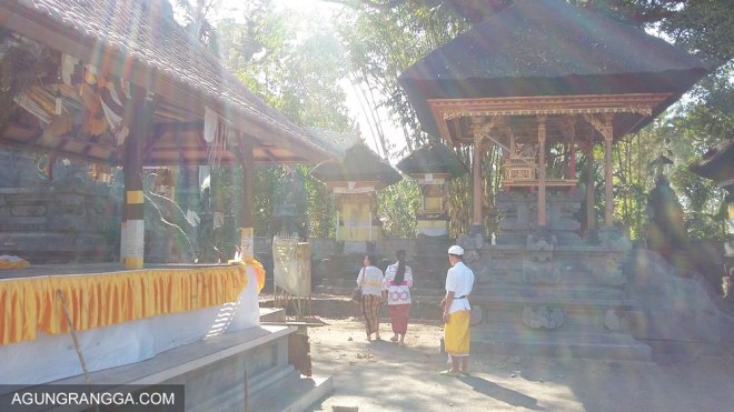 suasana di dalam pura