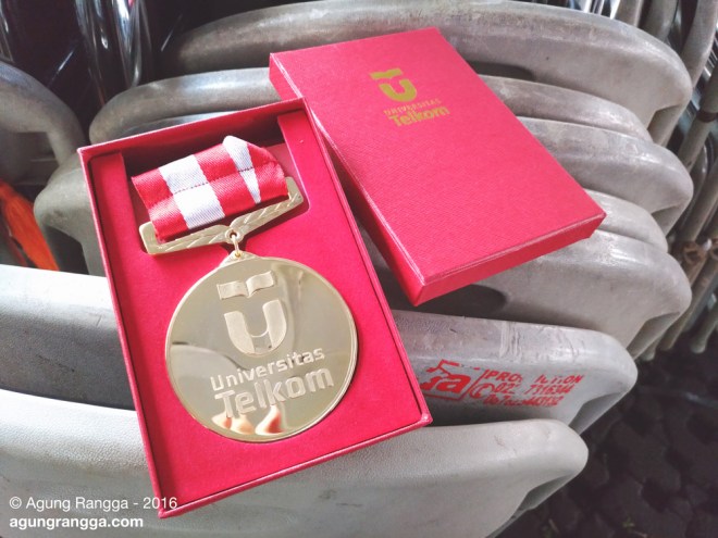 medali emas buat wisuda